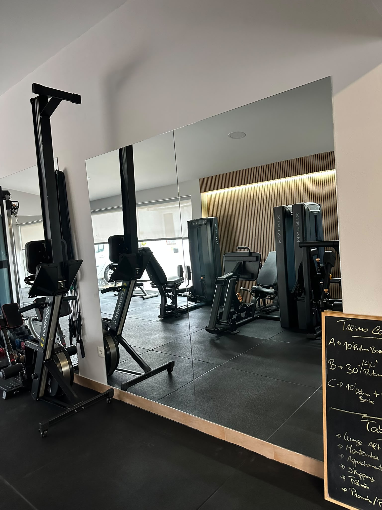 Espaço de treino do Renato, zona de cardio e espelho